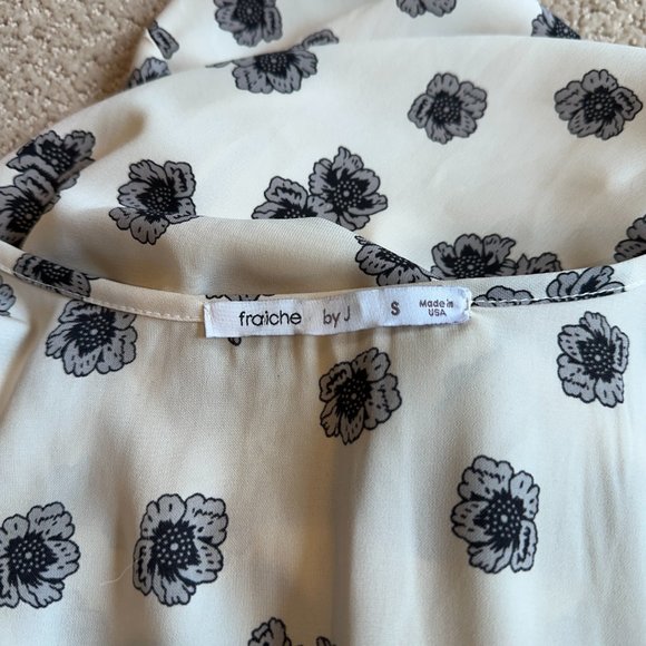 Fraiche by J Romper Surplice Wrap Top Cream Gray Floral Boho Long Sleeves SMALL - Picture 2 of 11